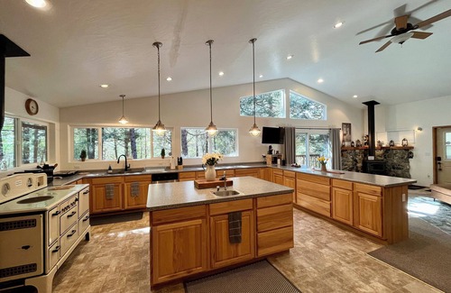 Gasquet House | Peaceful Views-Gasquet Cozy Cabin 1.5acres. TRAEGER, Smith River, Redwoods, Wifi