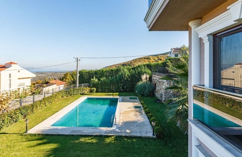 Masukiye Villa | Peaceful Villa with a Garden in Kartepe