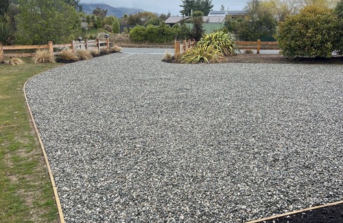 Lake Hawea House | Peaceful warm & sunny tastefully furnished spa sauna 1/2 acre 7min walk to lake