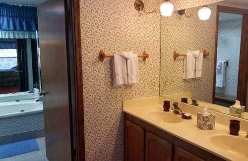 Pinetop Villa | Peaceful Wooded Resort Villa - Master Suite w Jacuzzi Tub + Romantic Fireplace