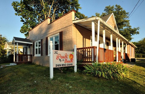 New Buffalo Apartment | Peach by the Beach! 1 Bdrm Apt close to downtown