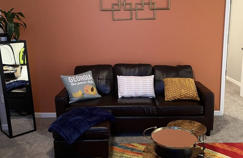 Briarcliff Heights Apartment | Peachy Getaway | North Buckhead Gem