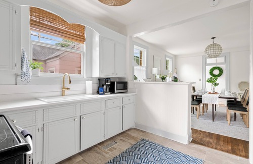 North-Central Apartment | Peachy King | Comfy 2-Bedroom Downtown