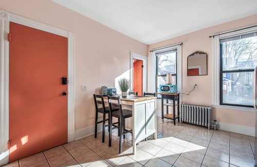 East Rock Apartment | Peachy Paradise in the Heart of East Rock Near DT | Yale | SOM