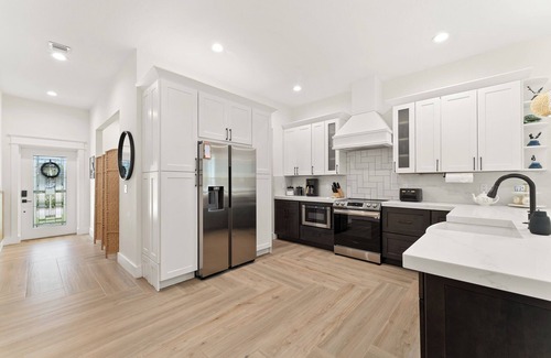 Jensen Beach House | Peacock Palace-Brand New-Heat/Chill Pool-Golf-Gym
