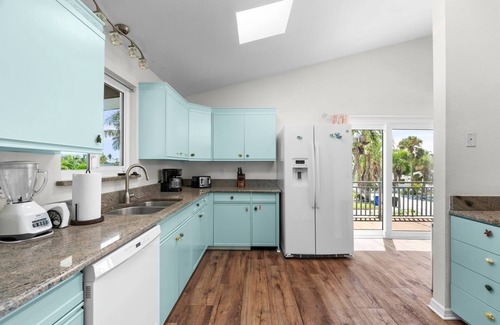 Longbeach Village House | Peacock Place LBK - Gorgeous 3-bedroom house in Longboat Key