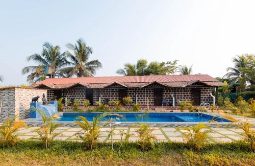 Nagoa House | Peacock Retreat 4BR Cottages with Private Pool & Scenic Views Saligao