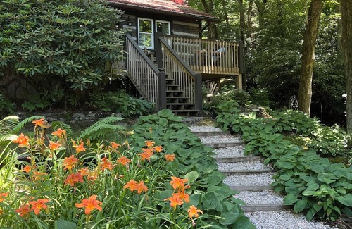 Blowing Rock Cabin | PEACOCK RIDGE Great location, minutes from Blowing Rock and Appalachian Ski Mtn!