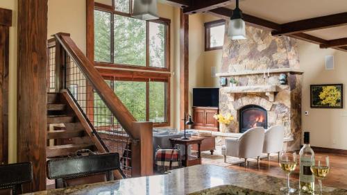 Christie Heights House | Peak 8 by AvantStay Spacious Modern Cabin w Hot Tub Views