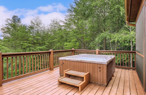 Mineral Bluff Cabin | Peak-a-Blue: Hottub Movies/Mtn View/Bigfoot Bunker Game Rm/Big Deck/Fire Pit