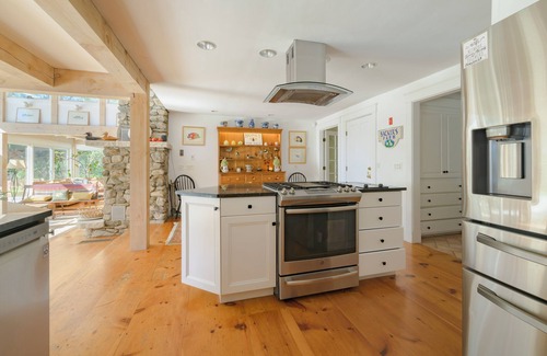 Brewster House | Peak Aug Weeks still avail! Sat-Sat. Brewster Farmhouse Retreat on Seymour Pond