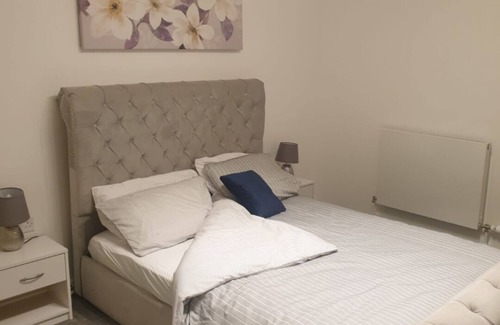 South Hornchurch Apartment | Peak Serene Spacious 2-Bedroom close to Amenities and free parking