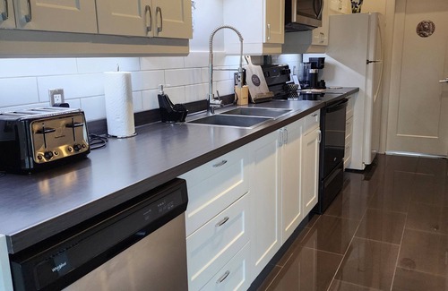 Central Okanagan Apartment | Peaks & Vines Lakeview Hideaway – Relax and Restore