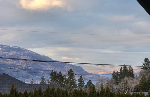 Central Okanagan Apartment | Peaks & Vines Lakeview Hideaway – Relax and Restore