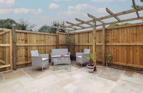 Alford Cottage | PEAR TREE LODGE, pet friendly, with a garden in Huttoft