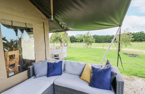 Bewdley Cottage | PEAR TREES, pet friendly, with hot tub in Bewdley