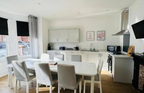 Gorleston-on-Sea House | Pearl House - Delightful 3-4 Bedroom Coastal Getaway