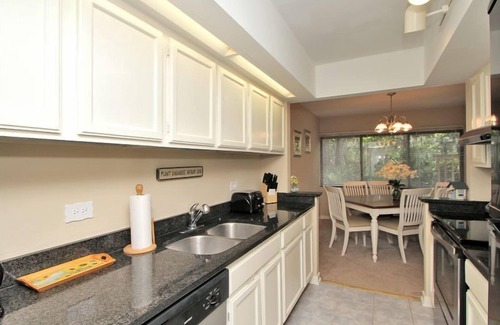 Hilton Head Island Villa | PEARL IN THE PALMS - SLEEPS 6,FREE BIKES, FREE WI-FI, POOL, TENNIS, GOLF & MORE