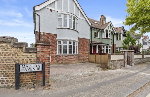Worthing House | Pebble Corner with Free Parking | By My Getaways