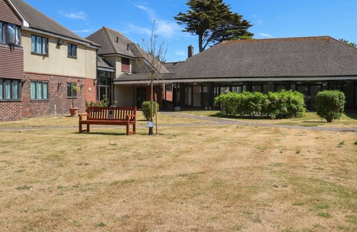 Littlehampton Cottage | PEBBLE PATH AT MARINE COURT, family friendly in Littlehampton