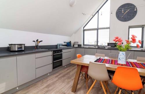 Westleigh Cottage | PEBBLE RIDGE VIEW, pet friendly, with hot tub in Westward Ho!