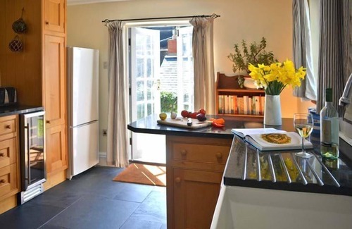 Cadgwith Cottage | Pebbles in Cadgwith Cove- sleeps 6 guests in 3 bedrooms