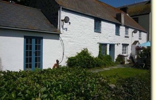 Cadgwith Cottage | Pebbles in Cadgwith Cove- sleeps 6 guests in 3 bedrooms
