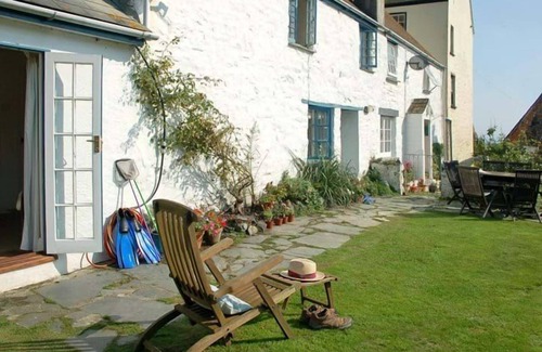 Cadgwith Cottage | Pebbles in Cadgwith Cove- sleeps 6 guests in 3 bedrooms