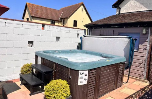 Blue Anchor Apartment | Pebbles Reach, 2 Bed Sea view apartment & hot tub