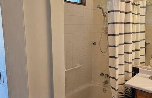 Bowen Island Apartment | Pebbly Beach Suite in Snug Cove