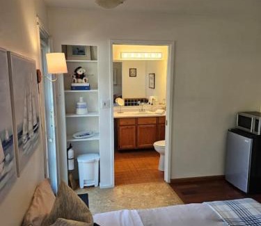 Bowen Island Apartment | Pebbly Beach Suite in Snug Cove