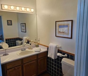 Bowen Island Apartment | Pebbly Beach Suite in Snug Cove