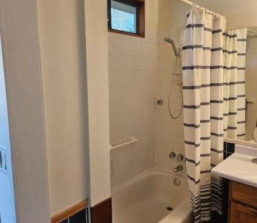 Bowen Island Apartment | Pebbly Beach Suite in Snug Cove