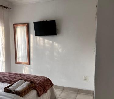 Kempton Park House | PebetseLuxury Holiday home