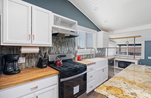 Old Town House | Peek a Bay View Cottage l Pet-Friendly