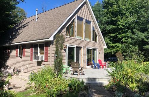 Suttons Bay House | Peek of the Bay