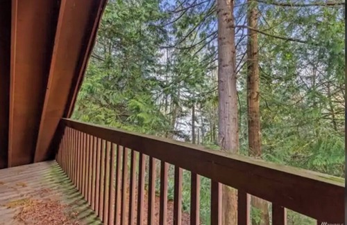 Glacier House | Peekaboo Lake View Cabin in the Trees w/Hot Tub
