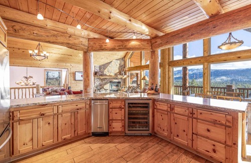 Castle Glen Estates Cabin | Pegasus | Luxury Lodge w/Hot Tub & Stunning Views