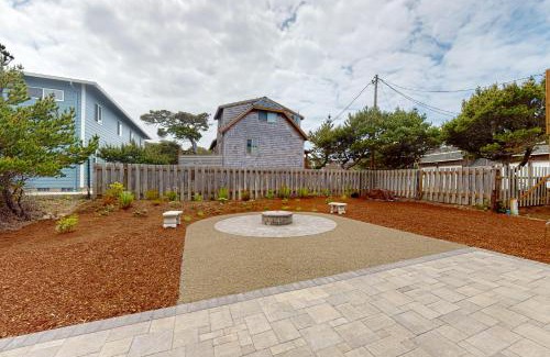 Rockaway Beach House | Pelican and the Raven