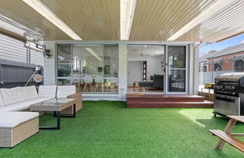 Chittaway Point House | Pelican House/ 5-Bedroom House/ Pool