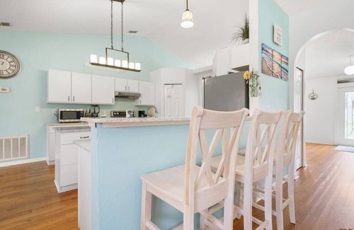 Palm Coast House | Pelican Palm - Autumn air - poolside flair!
