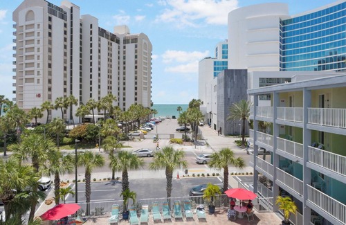 Clearwater Beach Condo | Pelican Pointe 424:Walk to Beach~Pool~Free Parking
