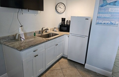 Clearwater Beach Condo | Pelican Pointe 322:Walk to Beach~Pool~Free Parking