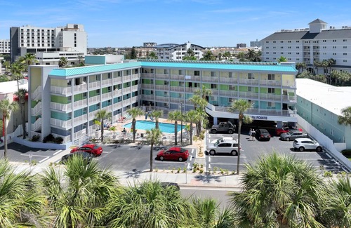 Clearwater Beach Condo | Pelican Pointe 322:Walk to Beach~Pool~Free Parking