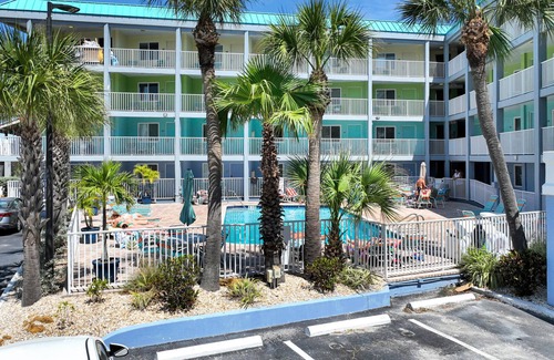 Clearwater Beach Condo | Pelican Pointe 322:Walk to Beach~Pool~Free Parking