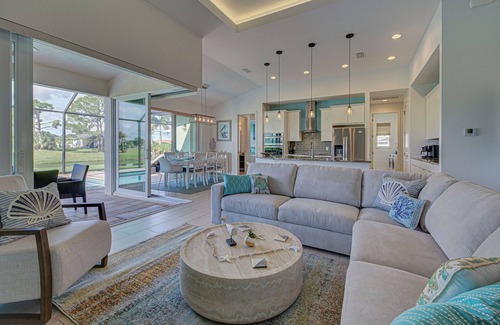 Broadmoor House | Pelican Shores | 2 King Suites | Pool | Jacuzzi | Lounge