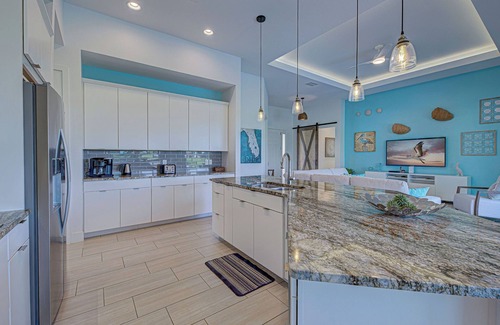 Broadmoor House | Pelican Shores | 2 King Suites | Pool | Jacuzzi | Lounge