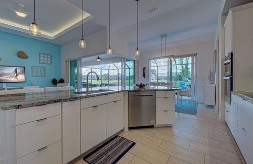 Broadmoor House | Pelican Shores | 2 King Suites | Pool | Jacuzzi | Lounge