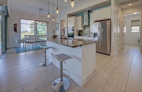 Broadmoor House | Pelican Shores | 2 King Suites | Pool | Jacuzzi | Lounge