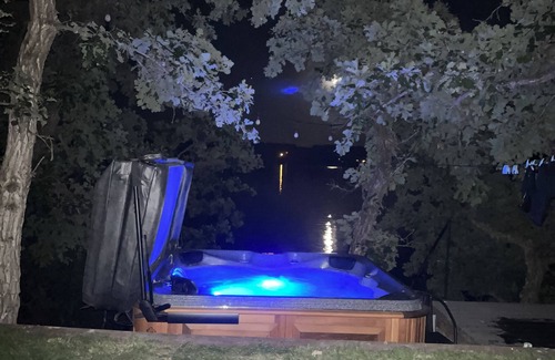 Belmont Cabin | PELICANS NEST Family or couples get away with hot tub on the water